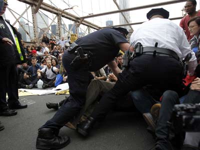 Agentes del Departamento de Policía de Nueva York proceden a detener a los activistas.jessica rinaldi / reuters