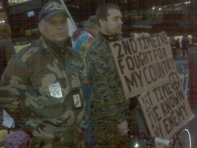 Dos Marines veteranos protestan en Nueva York.