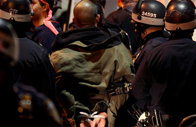 AP Photo/Craig Ruttle
La policía detiene a un manifestante tras desalojar la plaza Zuccotti, en una imagen de hace unos meses.