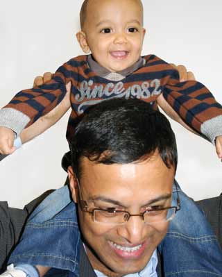 Iyaad Syed, a hombros de su padre tras el tratamiento.