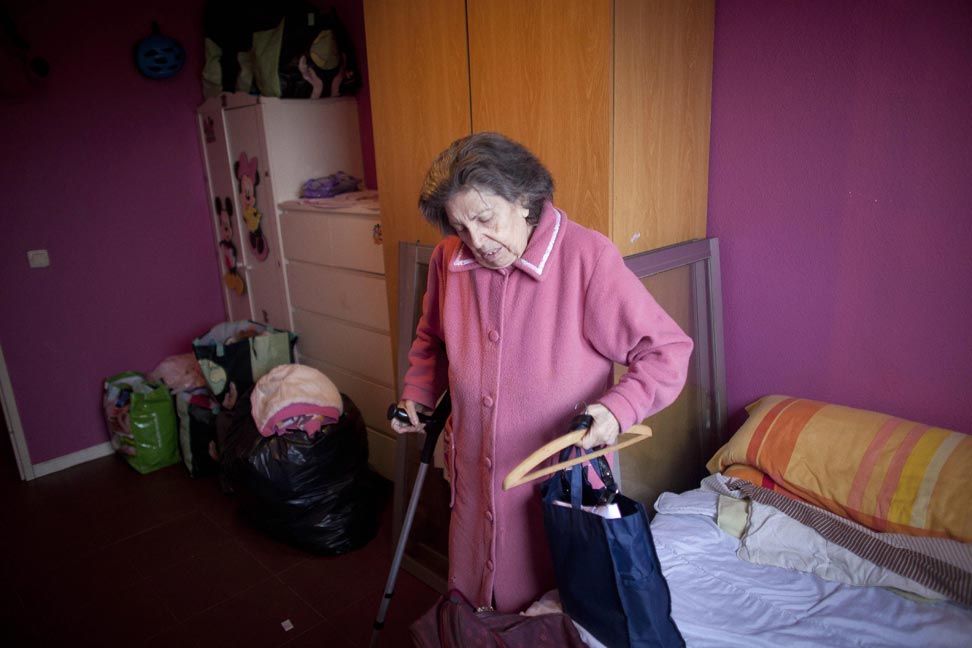 La abuela de Azucena, Tomasa Morcillo, de 87 años, recoge sus pertenencias personales, antes de que ella y su familia sean desalojados de la casa.