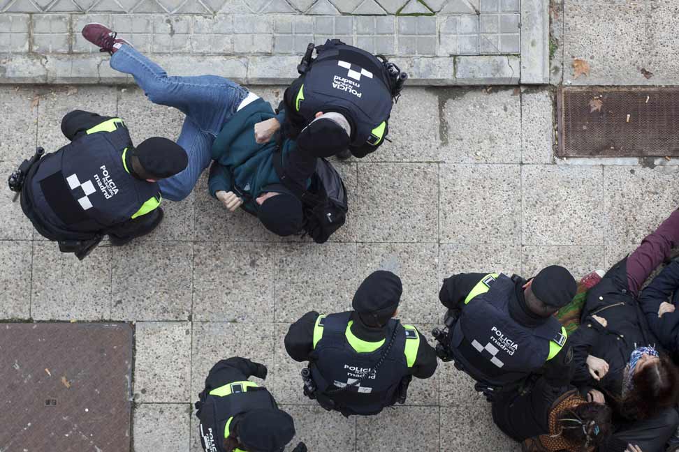 Un manifestante es reducido por la policía durante la protesta organizada para detener el desalojo de Azucena Paredes y su familia.