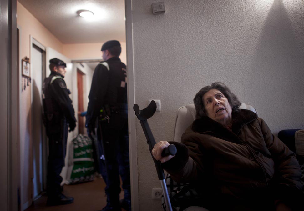 Tomasa, la abuela de Azucena, espera en el salón preparada para dejar la casa en la que ha estado viviendo.