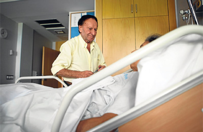 Carlos Taberna atiende a su mujer, Margarita, enferma terminal, en el Hospital Laguna de Madrid. ángel navarrete