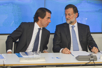 José María Aznar junto al presidente del PP, Mariano Rajoy, el pasado lunes. Ángel navarrete