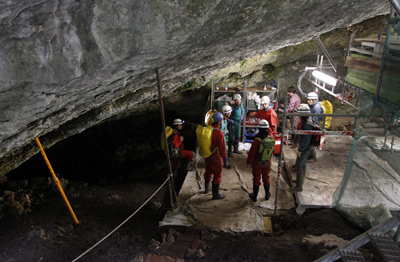 Los investigadores se preparan para acceder a la Sima de los Huesos, durante la campaña de excavaciones del verano de 2010. AFP