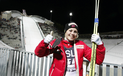 La noruega Anette Sagen posa sonriente, con un trampolín al fondo.-AFP