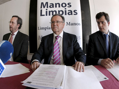 El fundador de Manos Limpias, Miguel Bernad (c).-
