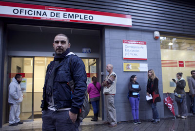 Pepe Ceron, designer gráfico, na saída de um escritório de emprego em Madrid.  Reyes sedano