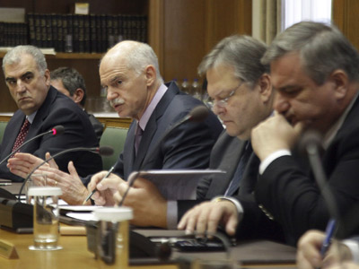 El primer ministro griego, Yorgos Papandreus, se reúne con la oposición. EFE