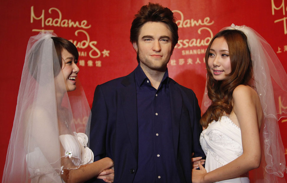 El actor Robert Pattinson ya tiene su réplica en el Madame Tussauds de Shanghái. Su réplica a la manera en la que los chinos copian bolsos de Chanel en plástico, por ejemplo. De las dos muchachas que se agarran a la figura del vampiro Edward vestidas de novia no me pregunten, porque no sé nada; sólo que dan más miedo que Crepúsculo.