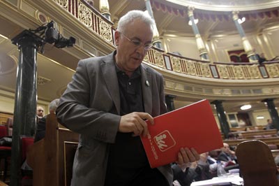 Cayo Lara, dirigiéndose a la tribuna de oradores del Congreso, ayer durante el debate de investidura de Mariano Rajoy. MARTA JARA