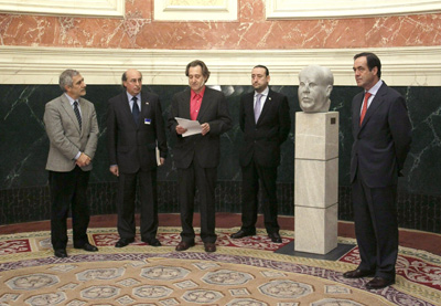 Acto de entrega del busto de Manuel Azaña donado por Izquierda Socialista al Congreso. -