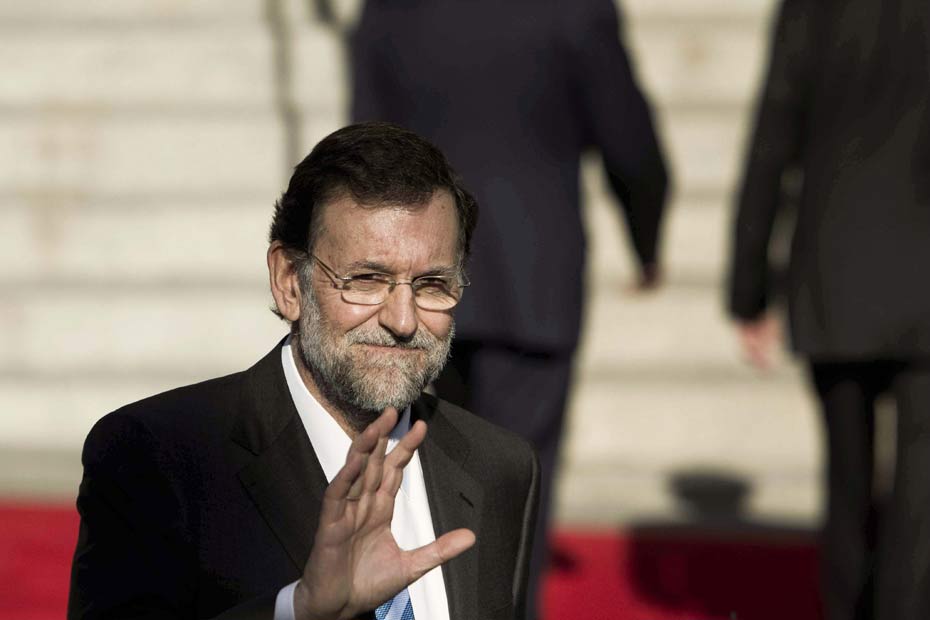 El presidente del Gobierno, Mariano Rajoy saluda a su salida del solemne acto de apertura de la X legislatura.