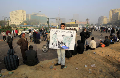 Una pancarta que dice: 'Tantaui (jefe de la Junta Militar), quítanos tus perros de encima', el día 19 en Tahrir.-