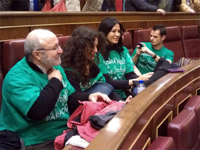 Imagen de cuatro de los ciudadanos que han entrado al hemiciclo con la camiseta verde.-PIERRE