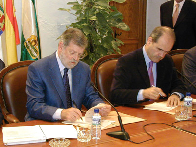 Ibarra y Manuel Chaves firman el protocolo de desarrollo de Linex, en 2003.-