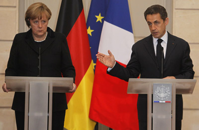 Ángela Merkel y Nicolas Sarkozy durante la rueda de prensa que ofrecieron ayer en París.