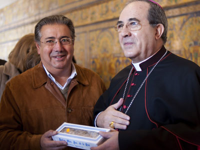El alcalde, ayer, con el arzobispo de Sevilla.