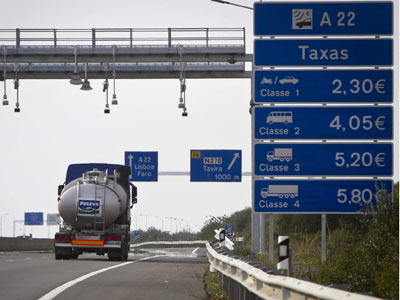 Un camión atraviesa la frontera entre España y Portugal.-
