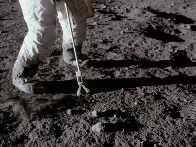 Charles Conrad recoge muestras durante la misión Apolo 12' en 1969.-