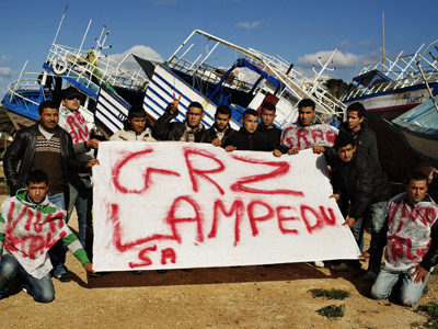 Tunecinos que han huido de la situación en su país agradecen ayer la acogida en Lampedusa.roberto salmone / afp