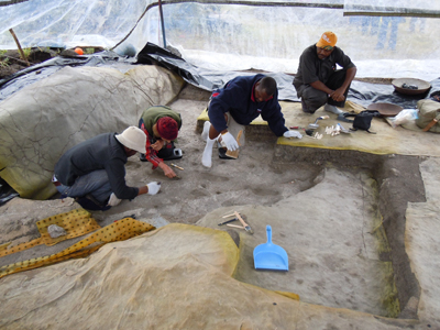Varios arqueólogos destapan las huellas de Laetoli, que llevaban 15 años sin ver la luz, la semana pasada en Tanzania.