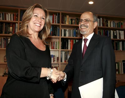 Trinidad Jiménez saluda al embajador de Marruecos en España, Ahmedu Uld Suilem.