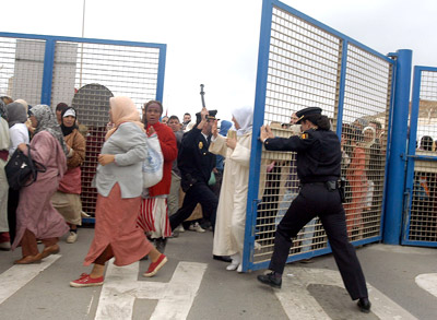 La Policía Nacional cierra uno de los pasos fronterizos de Ceuta en 2005. - AFP