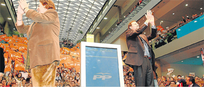 Rita Barberá y Mariano Rajoy, en un acto en Valencia en 2006. A la derecha, dando instrucciones, Álvaro Pérez, el Bigotes'.