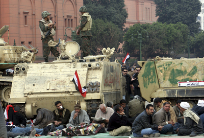 Manifestantes egipcios anti-Mubarak bloquean el paso de los tanques en la plaza Tahrir de El Cairo. - EFE