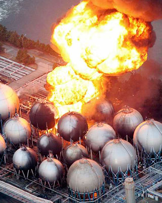 Tanques de almacenamiento de gas arden en la refinería de Cosmo, en la ciudad de Ichihara, cerca de Tokio. REUTERS