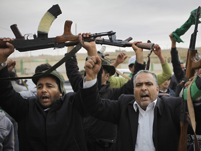 Partidarios de Gadafi alzan sus armas en celebración tras la conquista de Ben Yauad, una de las poblaciones que los rebeldes tuvieron en su poder hasta el sábado. - AP