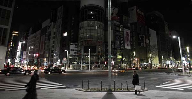 Las calles de Tokio están casi vacías y no presentan la iluminación habitual