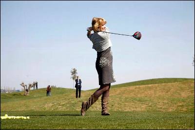 Esperanza Aguirre practica su 'swing' en el campo de golf recién inaugurado.
