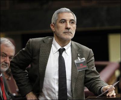 Gaspar Llamazares, portavoz de IU, ayer martes en el pleno extraordinario en el Congreso sobre la intervención de España en Libia. En la solapa de su chaqueta, su 'No a la guerra'.