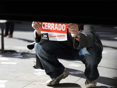 Imagen de un manifestante  con un cartel en la pasada huelga general. FERNANDO SANCHEZ