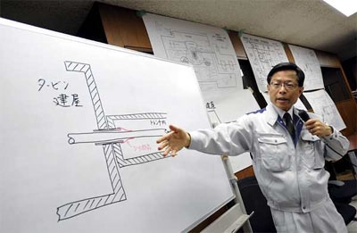 Un portavoz de la Agencia de Seguridad Nuclear de Japón informa sobre la situación de la central de Fukushima. - EFE