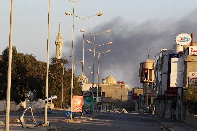 Fotografía de ayer lunes 28 de marzo, en la que se observa una columna de humo en Misrata, 200 kilómetros al este de Tripoli (Libia).