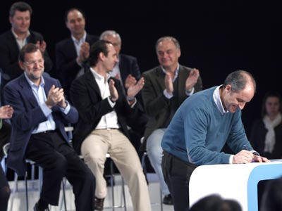 Mariano Rajoy aplaude la firma del manifiesto contra la corrupción por parte del president Francisco Camps.