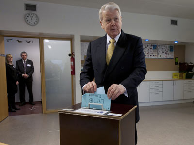 El presidente islandés Ólafur Ragnar Grímsson introduce su voto en la urna para el referéndum celebrado ayer en el país.