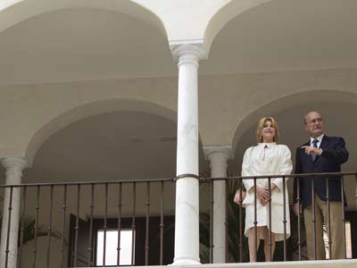 Carmen Cervera junto al alcalde de Málaga, en las instalaciones del museo, en Málaga. Daniel pérez