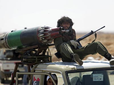 Un combatiente de los insurgentes, ayer, con un lanzagranadas cerca de la ciudad de Ajdabiya, en el este de Libia. ODD ANDERSEN / afp