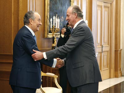 El rey Juan Carlos saluda a Juan Miguel Villar Mir, nombrado marqués este año, en una imagen de 2007.