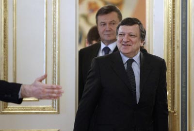 Barroso, seguido de Yanukovich, en Kiev. -