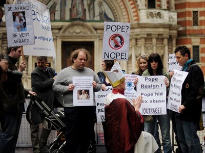 Un grupo anticlerical protesta en Londres en marzo del año pasado por la visita del papa al Reino Unido.