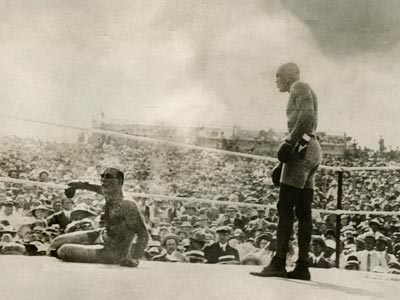 Jim Jeffries besa la lona durante el combate contra Jack Johnson, celebrado el 4 de julio de 1910 en Reno, Nevada, ante 20.000 espectadores. AP