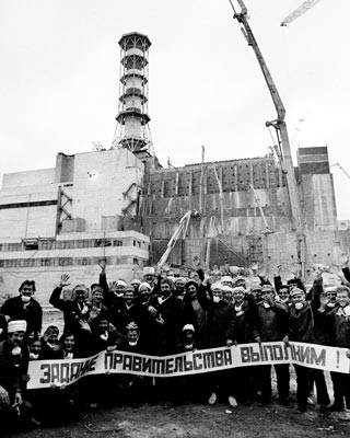 Liquidadores en 1986 con la pancarta: 'Cumpliremos el objetivo del Gobierno'.-