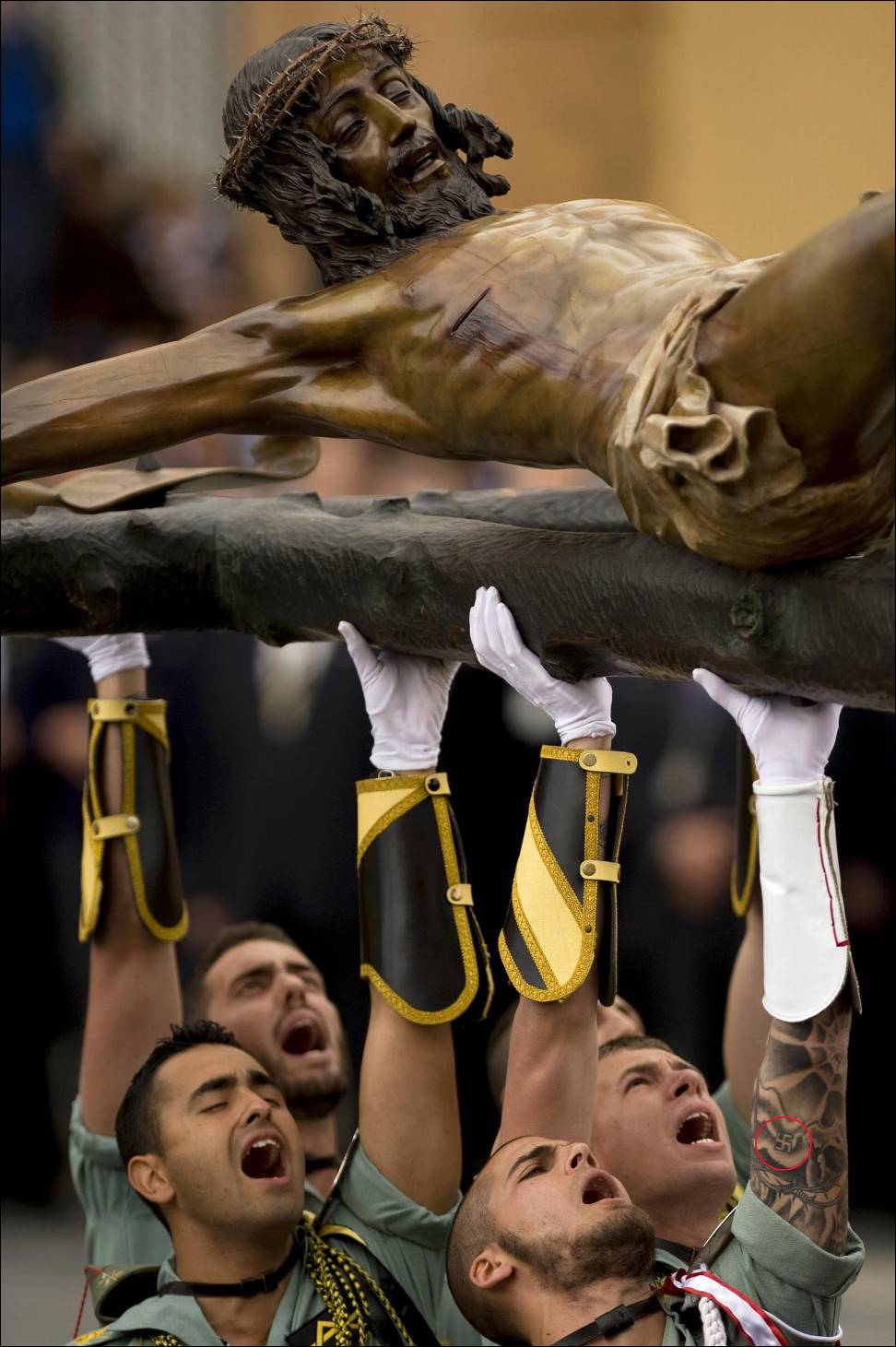 Legionarios participan en la procesión del Cristo de la Buena Muerte en Málaga. En el brazo izquierdo de uno de ellos se observa una esvástica.