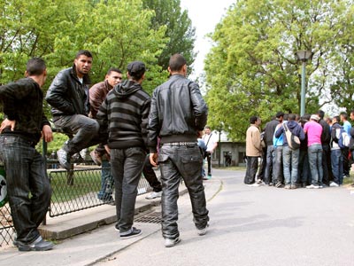 Un grupo de inmigrantes tunecinos permanecía ayer en un parque cercano a Porte de la Villette, en el norte de París. afp / thomas samson